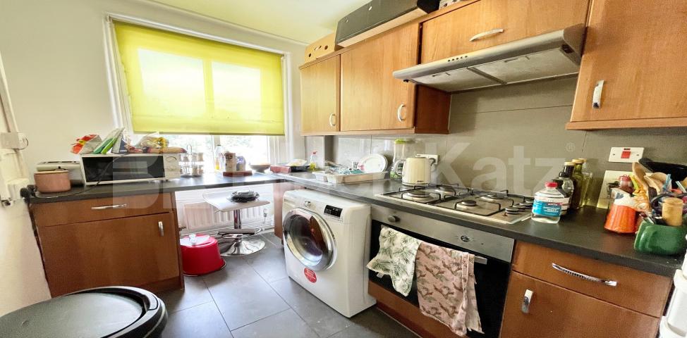 			UNDER OFFER , 2 Bedroom, 1 bath, 1 reception Apartment			 Waleran Flats Old Kent Road, Borough/London Bridge